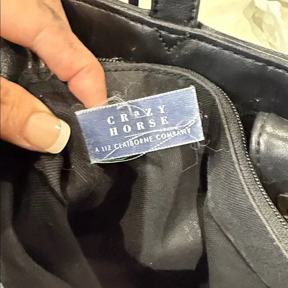 Sleek Black Leather Shoulder Bag - Picture 4 of 5